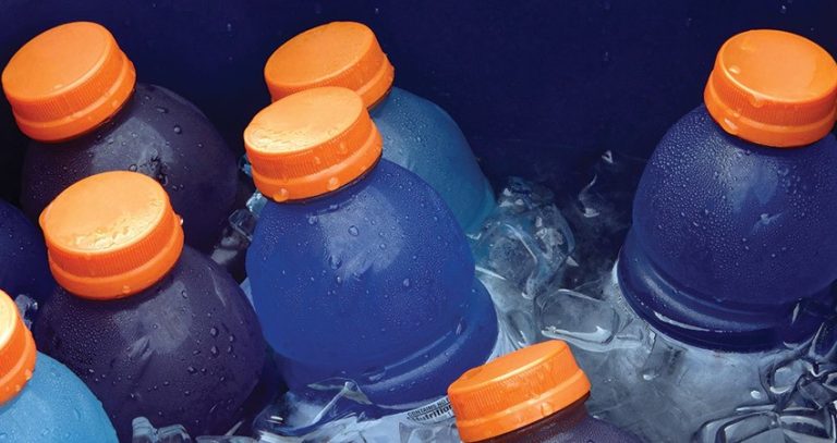 Những loại đồ uống thể thao có thể gây hại cho răng do hàm lượng axit cao.